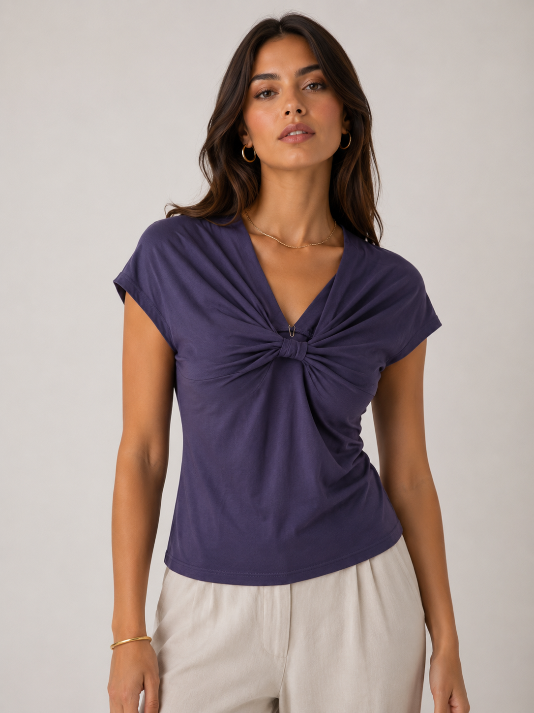 T-shirt con Nodo Drappeggiato sul Décolleté – Elegante e Morbida