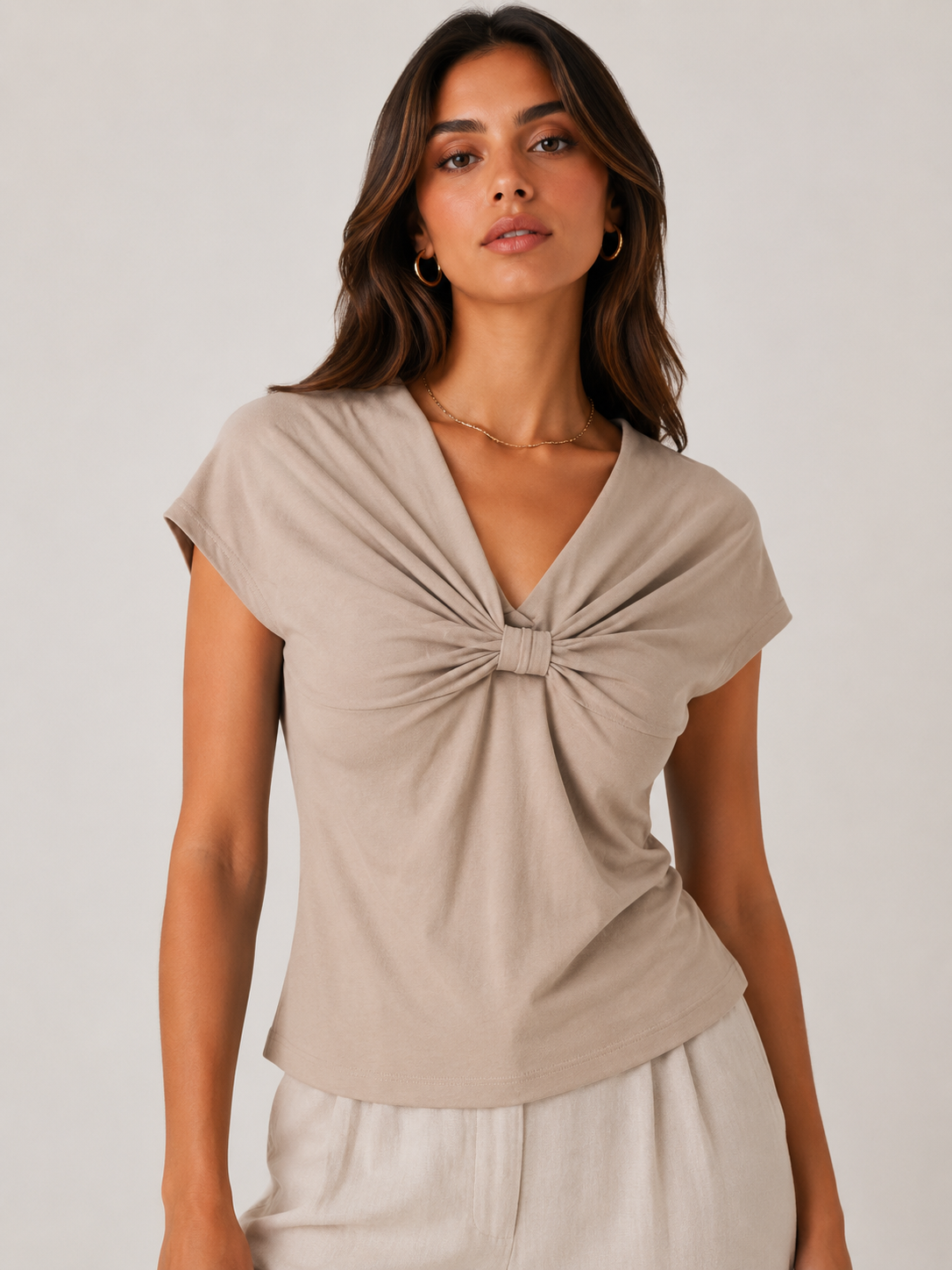 T-shirt con Nodo Drappeggiato sul Décolleté – Elegante e Morbida