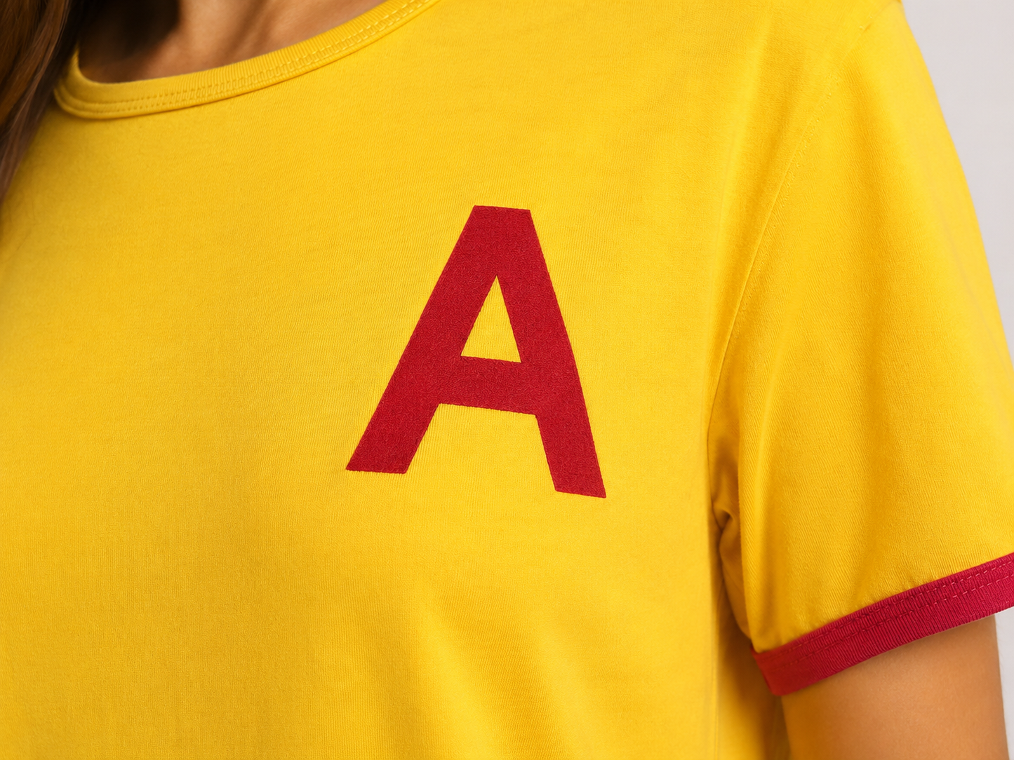 T-shirt Donna con Bordi a Contrasto e Stampa "A"