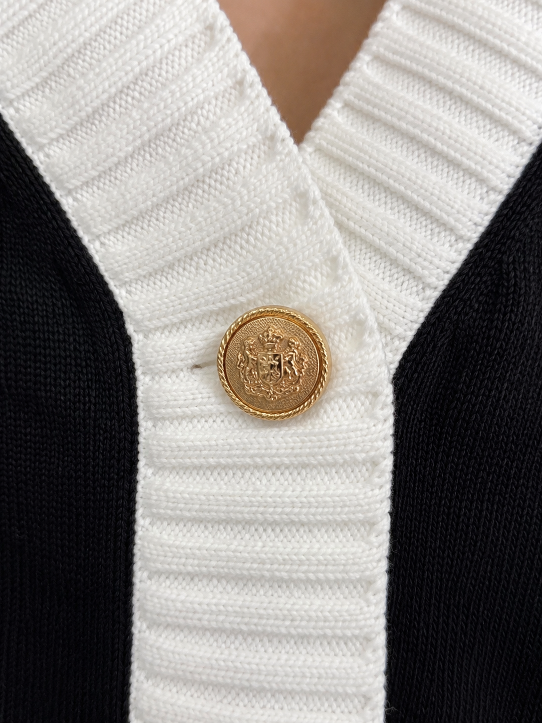 Cardigan Donna Crop Bicolore con Bottoni Gioiello – Maglia Elegante